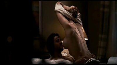 Baltā draudzene pirmā tūpļa ar melnu vīrieti tūpļa izstiepts uz labu