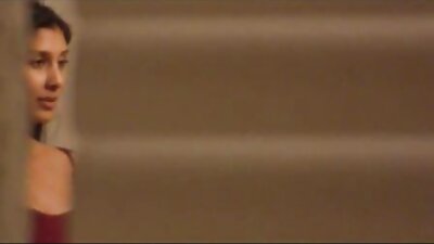 Govju meitene jāj uz lielo locekli un spēlējas ar viņas krūtīm