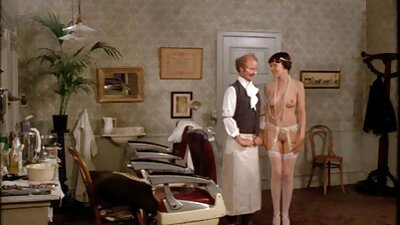 Seksīgo mājsaimnieci no aizmugures ietriec izliekts penis