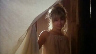 Sieva, kuce, nepieredzējis gailis un ņemot pienu no viņas mīļākā